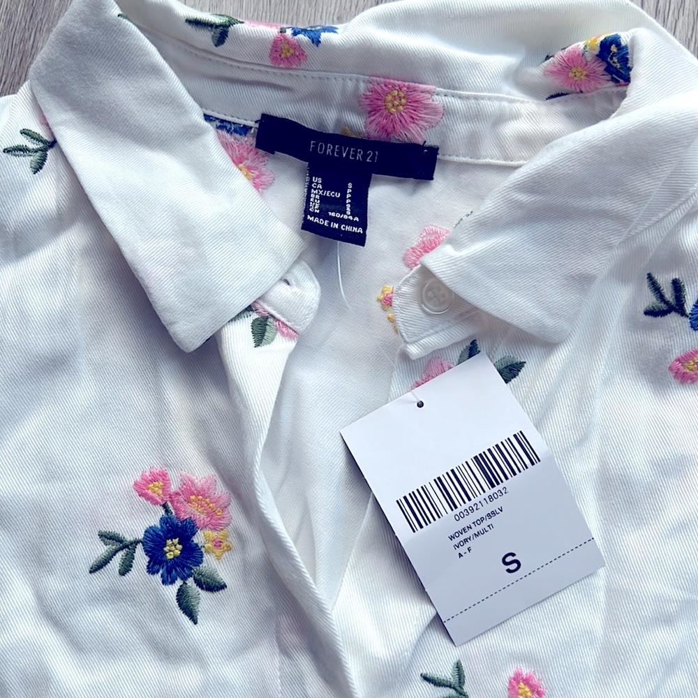NWT White Cropped Tie Front Top Sz small - Picture 2 of 4